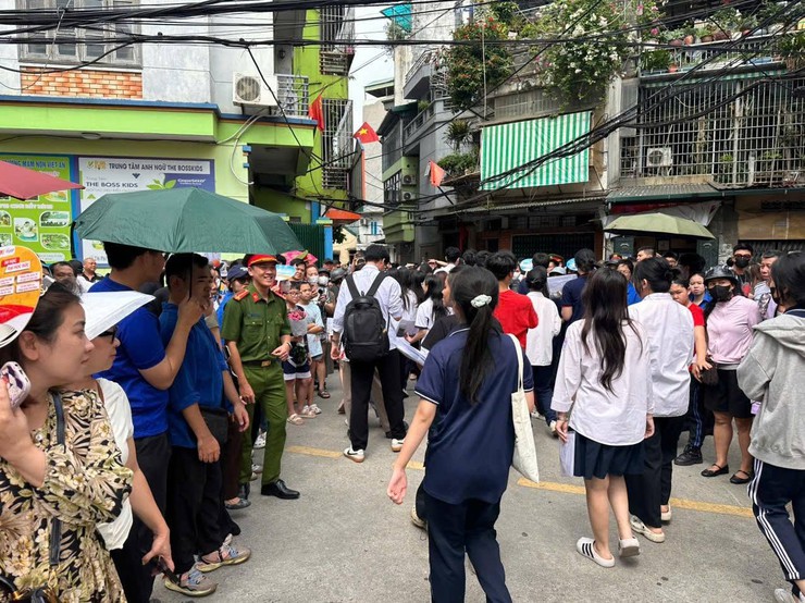 TUỔI TRẺ CÔNG AN PHƯỜNG BẠCH MAI ĐỒNG HÀNH CÙNG SĨ TỬ TRONG KỲ THI TỐT NGHIỆP THPT NĂM 2026- Ảnh 4.