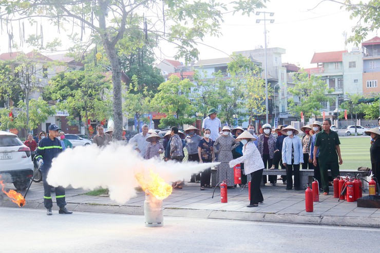 Quốc Oai tập huấn, huấn luyện nghiệp vụ PCCC và CNCH cho Nhân dân trên địa bàn các thôn: Phủ Quốc, Hoa Vôi, Đình Tổ, Du Nghệ và Ngô Sài- Ảnh 8.