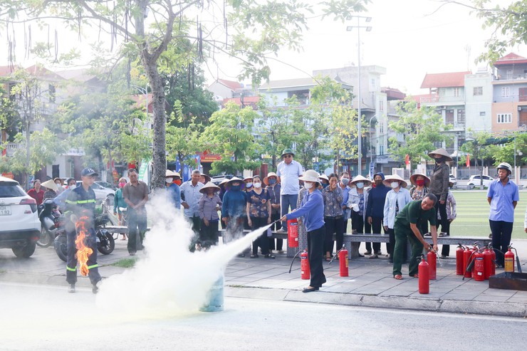 Quốc Oai tập huấn, huấn luyện nghiệp vụ PCCC và CNCH cho Nhân dân trên địa bàn các thôn: Phủ Quốc, Hoa Vôi, Đình Tổ, Du Nghệ và Ngô Sài- Ảnh 9.