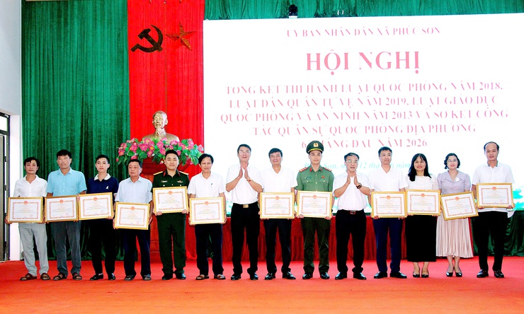 UBND XÃ PHÚC SƠN TỔ CHỨC HỘI NGHỊ TỔNG KẾT THI HÀNH PHÁP LUẬT VỀ QUỐC PHÒNG – AN NINH VÀ CÔNG BỐ QUYẾT ĐỊNH KHEN THƯỞNG- Ảnh 2.