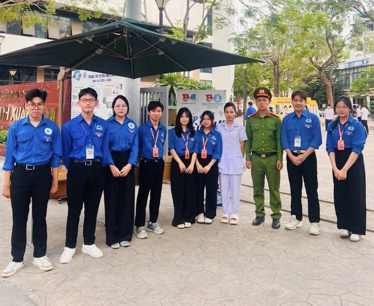 Kỳ thi tốt nghiệp THPT năm 2026 trên địa bàn phường Thanh Liệt diễn ra an toàn, nghiêm túc- Ảnh 3.