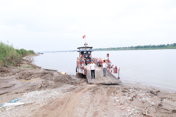 Lãnh đạo xã Minh Châu kiểm tra công tác bảo đảm an toàn bến thủy nội địa đò ngang sông Hồng trước mùa mưa bão.- Ảnh 1.