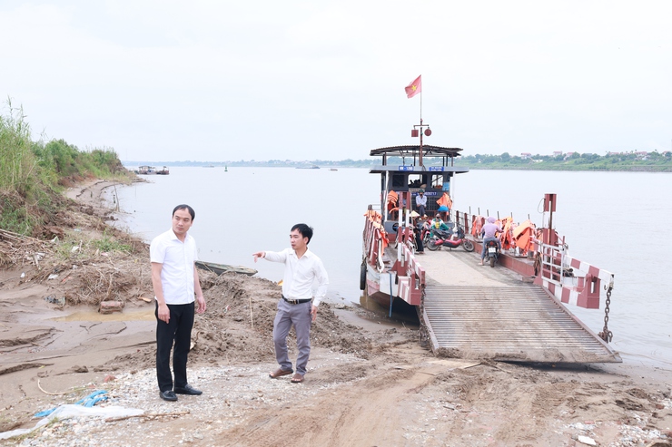 Lãnh đạo xã Minh Châu kiểm tra công tác bảo đảm an toàn bến thủy nội địa đò ngang sông Hồng trước mùa mưa bão.- Ảnh 2.