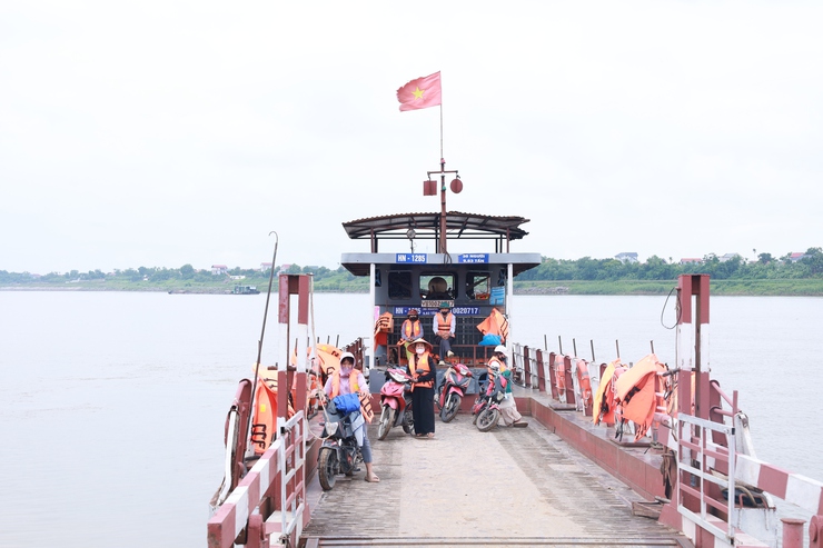 Lãnh đạo xã Minh Châu kiểm tra công tác bảo đảm an toàn bến thủy nội địa đò ngang sông Hồng trước mùa mưa bão.- Ảnh 3.