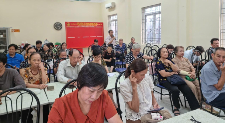 Đại biểu HĐND phường Tây Hồ tiếp xúc cử tri trước cuộc họp thường lệ giữa năm 2026: Chính quyền lắng nghe, tập trung tháo gỡ các "điểm nghẽn" dân sinh- Ảnh 4.