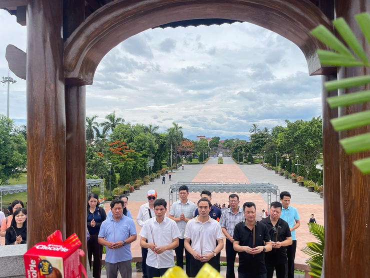 Hành trình về nguồn tri ân các Anh hùng liệt sĩ của xã Minh Châu- Ảnh 1.
