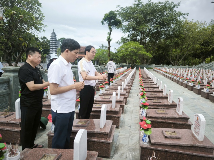 Hành trình về nguồn tri ân các Anh hùng liệt sĩ của xã Minh Châu- Ảnh 3.