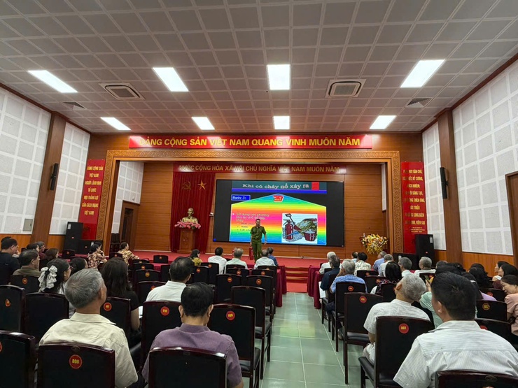 Phường Long Biên tuyên truyền kỹ năng, nghiệp vụ PCCC cho Đảng viên các tổ dân phố 8,9,10,11,12,13,14,15,16,17,18- Ảnh 2.