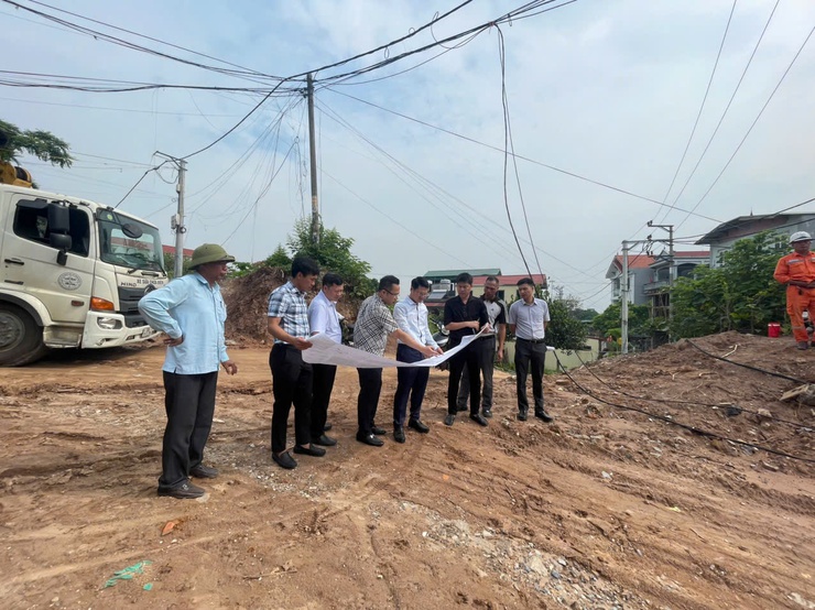 Lãnh đạo UBND xã Phù Đổng kiểm tra tiến độ thực hiện các dự án trên địa bàn xã- Ảnh 1.