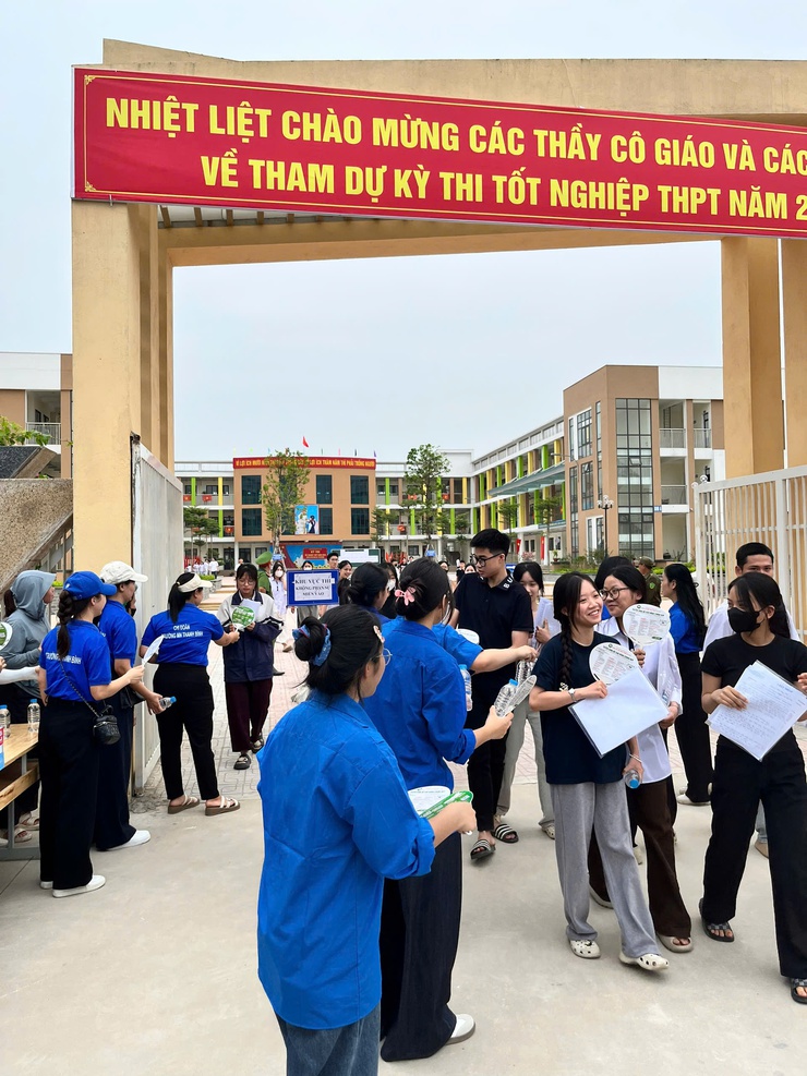 Ngày thi cuối cùng Kỳ thi tốt nghiệp THPT năm 2026 tại điểm thi trên địa bàn xã Phú Nghĩa diễn ra an toàn, nghiêm túc- Ảnh 4.