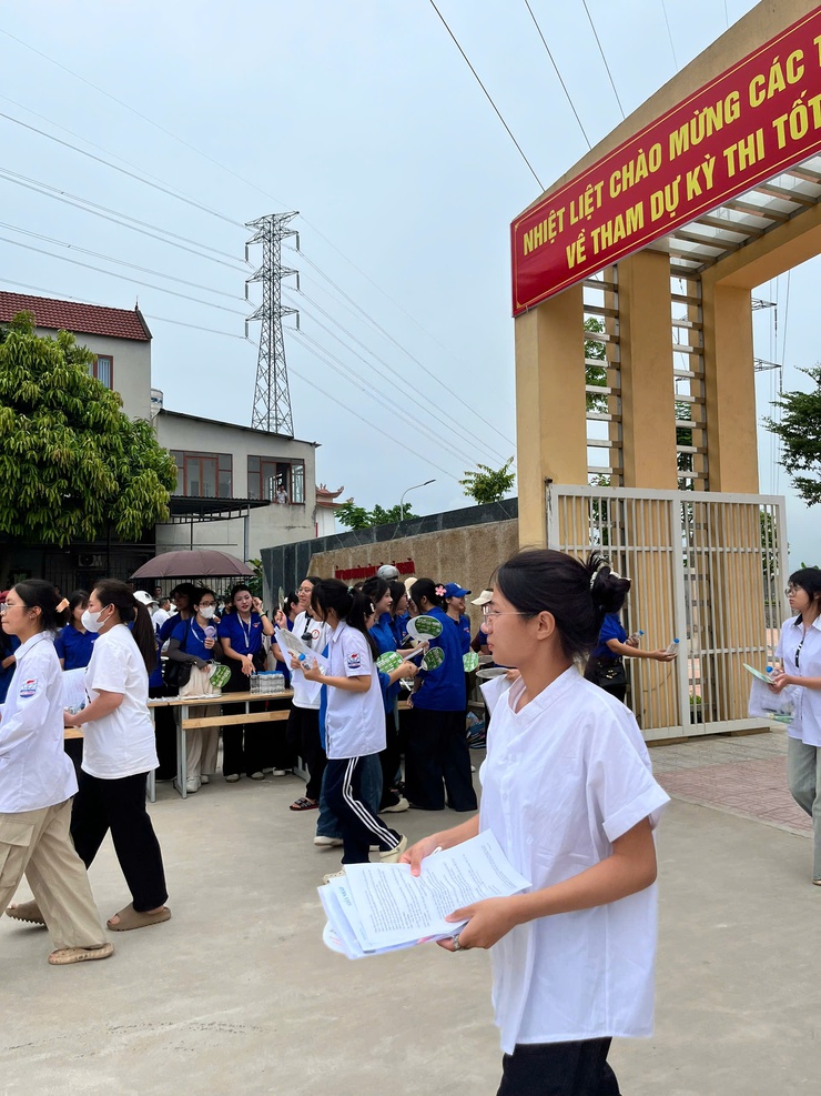 Ngày thi cuối cùng Kỳ thi tốt nghiệp THPT năm 2026 tại điểm thi trên địa bàn xã Phú Nghĩa diễn ra an toàn, nghiêm túc- Ảnh 5.