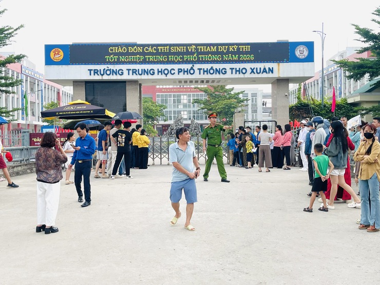 Công an xã Liên Minh: Bảo đảm an toàn giao thông trong Kỳ thi tốt nghiệp THPT 2026- Ảnh 1.