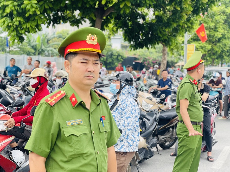 Công an xã Liên Minh: Bảo đảm an toàn giao thông trong Kỳ thi tốt nghiệp THPT 2026- Ảnh 2.