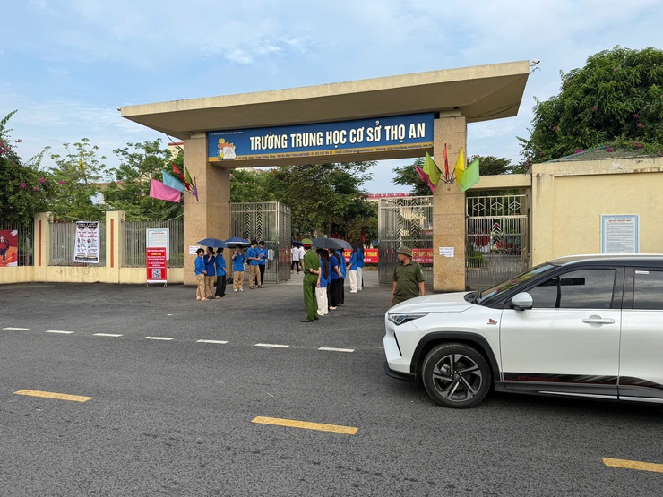 Công an xã Liên Minh: Bảo đảm an toàn giao thông trong Kỳ thi tốt nghiệp THPT 2026- Ảnh 4.