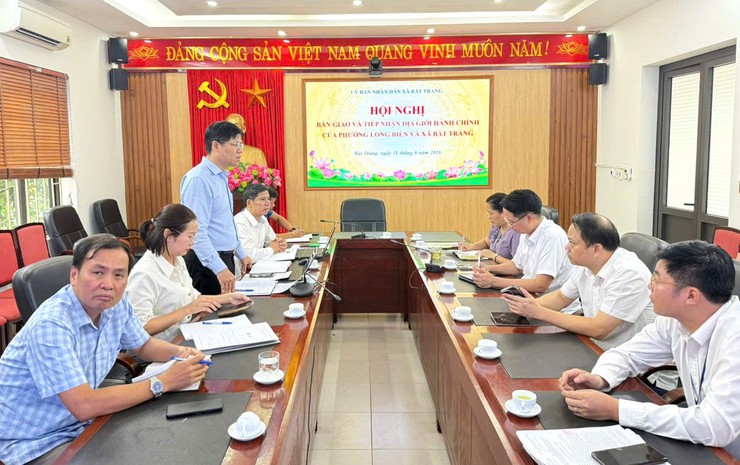 UBND xã Bát Tràng bàn giao, tiếp nhận địa giới hành chính với phường Long Biên- Ảnh 2.