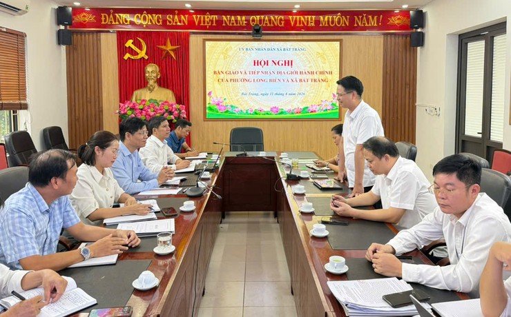 UBND xã Bát Tràng bàn giao, tiếp nhận địa giới hành chính với phường Long Biên- Ảnh 1.