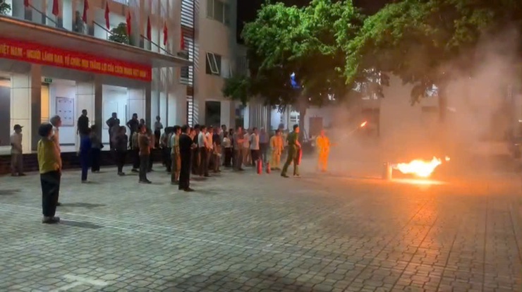 Phường Long Biên tuyên truyền kỹ năng, nghiệp vụ PCCC cho Đảng viên các tổ dân phố 8,9,10,11,12,13,14,15,16,17,18- Ảnh 3.