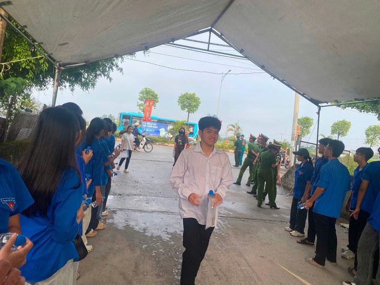KỲ THI TỐT NGHIỆP THPT NĂM 2026 TẠI XÃ DÂN HÒA: AN TOÀN, NGHIÊM TÚC VÀ THÀNH CÔNG RỰC RỠ- Ảnh 3.