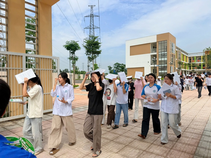 Ngày thi cuối cùng Kỳ thi tốt nghiệp THPT năm 2026 tại điểm thi trên địa bàn xã Phú Nghĩa diễn ra an toàn, nghiêm túc- Ảnh 1.