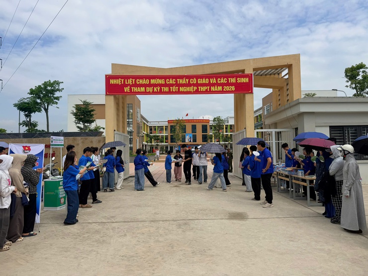 Ngày thi cuối cùng Kỳ thi tốt nghiệp THPT năm 2026 tại điểm thi trên địa bàn xã Phú Nghĩa diễn ra an toàn, nghiêm túc- Ảnh 2.