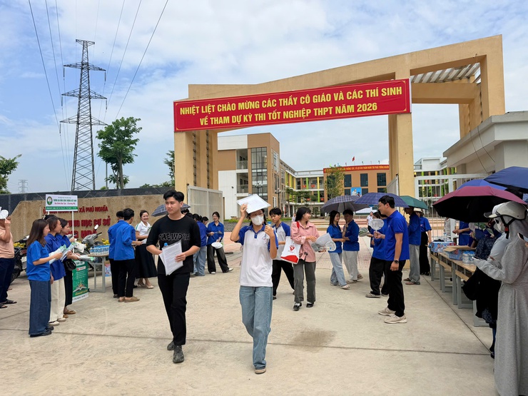 Ngày thi cuối cùng Kỳ thi tốt nghiệp THPT năm 2026 tại điểm thi trên địa bàn xã Phú Nghĩa diễn ra an toàn, nghiêm túc- Ảnh 3.