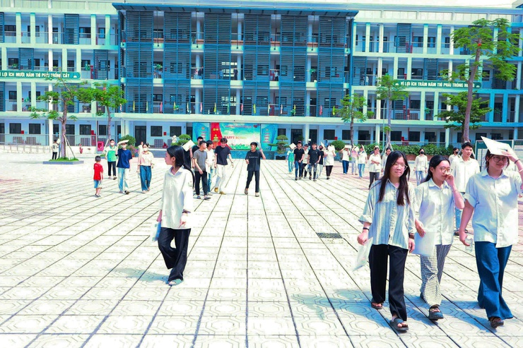 Thí sinh hoàn thành Kỳ thi tốt nghiệp THPT năm 2026 với tâm lý phấn khởi- Ảnh 2.
