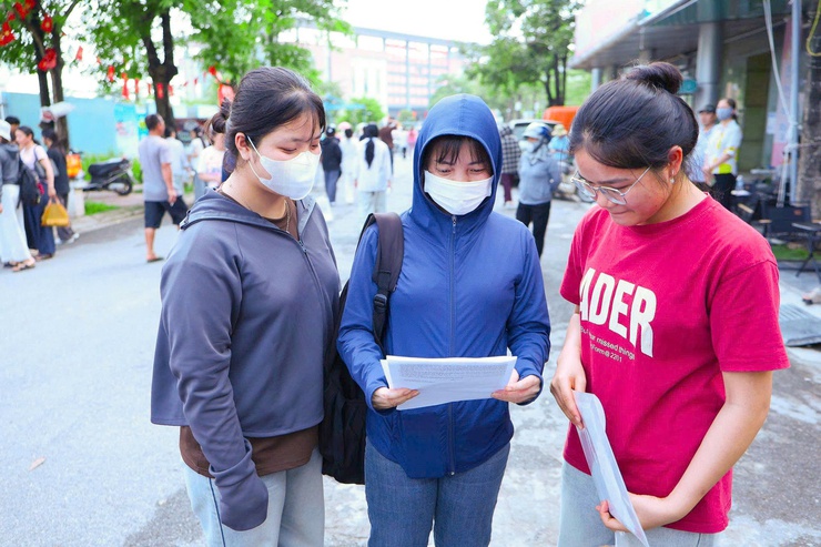Thí sinh hoàn thành Kỳ thi tốt nghiệp THPT năm 2026 với tâm lý phấn khởi- Ảnh 3.