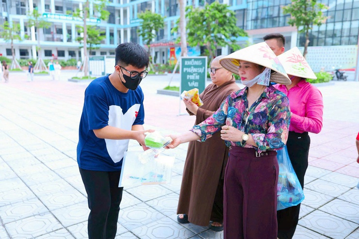 Thí sinh hoàn thành Kỳ thi tốt nghiệp THPT năm 2026 với tâm lý phấn khởi- Ảnh 5.