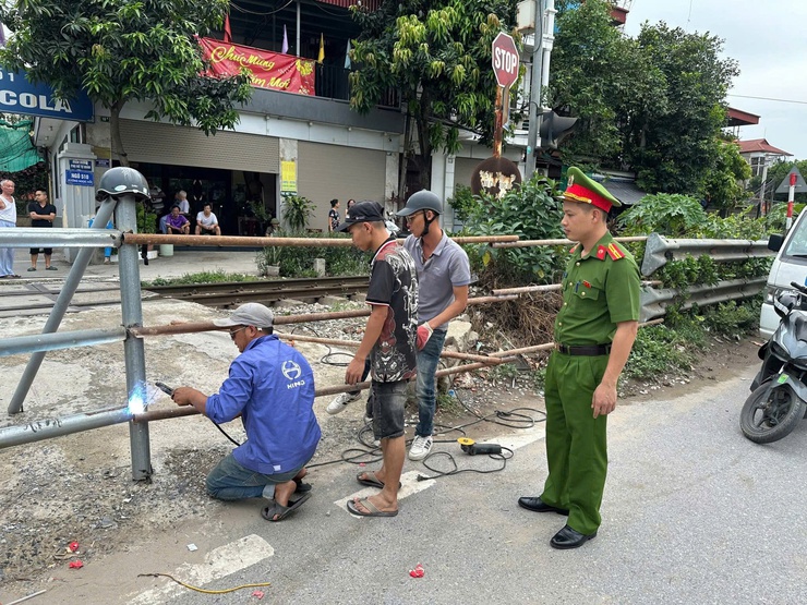CÔNG AN XÃ THANH TRÌ QUYẾT LIỆT XÓA BỎ 09/09 LỐI ĐI TỰ MỞ QUA ĐƯỜNG SẮT, SIẾT CHẶT AN TOÀN GIAO THÔNG- Ảnh 1.