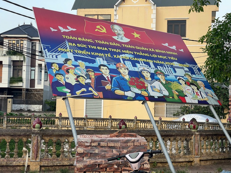 XÃ BÌNH MINH TĂNG CƯỜNG RÀ SOÁT, KIỂM TRA BẢNG QUẢNG CÁO, BIỂN HIỆU BẢO ĐẢM AN TOÀN TRONG MÙA MƯA BÃO- Ảnh 1.
