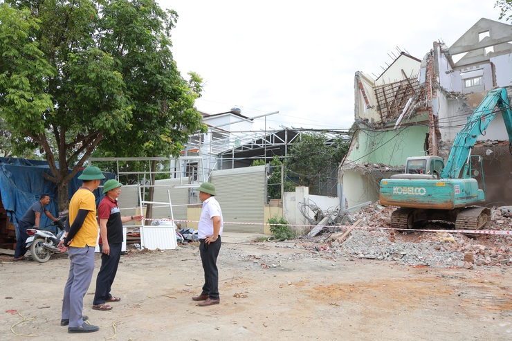 Phú Nghĩa huy động tối đa nhân lực, máy móc khẩn trương phá dỡ công trình, đẩy nhanh tiến độ giải phóng mặt bằng Dự án cải tạo, nâng cấp Quốc lộ 6- Ảnh 3.