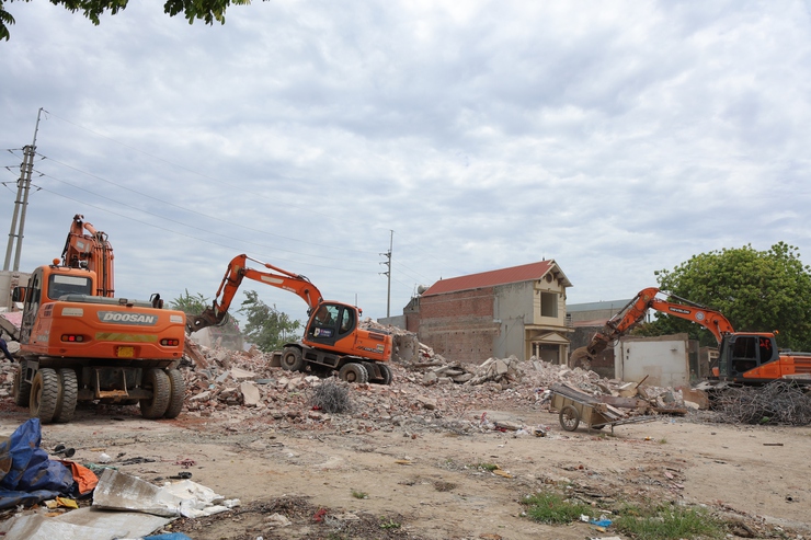 Phú Nghĩa huy động tối đa nhân lực, máy móc khẩn trương phá dỡ công trình, đẩy nhanh tiến độ giải phóng mặt bằng Dự án cải tạo, nâng cấp Quốc lộ 6- Ảnh 9.