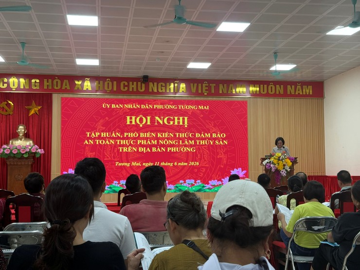 UBND phường Tương Mai tổ chức tập huấn, cập nhật kiến thức về An toàn thực phẩm lĩnh vực Nông nghiệp và Công thương cho cán bộ quản lý; các hộ sản xuất kinh doanh, kinh doanh thực phẩm trong chợ; người tiêu dùng trên địa bàn Phường- Ảnh 1.