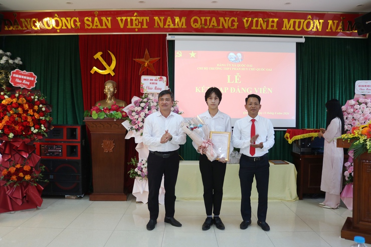 08 HỌC SINH ƯU TÚ TRƯỜNG THPT PHAN HUY CHÚ – QUỐC OAI VINH DỰ ĐƯỢC KẾT NẠP VÀO ĐẢNG- Ảnh 12.
