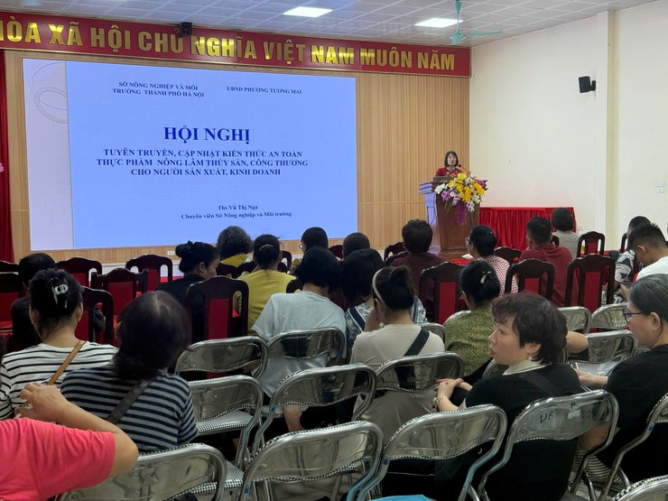 UBND phường Tương Mai tổ chức tập huấn, cập nhật kiến thức về An toàn thực phẩm lĩnh vực Nông nghiệp và Công thương cho cán bộ quản lý; các hộ sản xuất kinh doanh, kinh doanh thực phẩm trong chợ; người tiêu dùng trên địa bàn Phường- Ảnh 2.