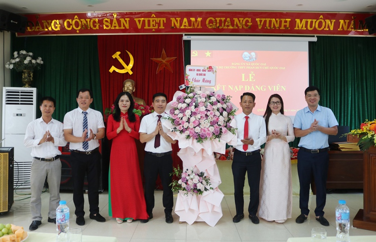 08 HỌC SINH ƯU TÚ TRƯỜNG THPT PHAN HUY CHÚ – QUỐC OAI VINH DỰ ĐƯỢC KẾT NẠP VÀO ĐẢNG- Ảnh 2.
