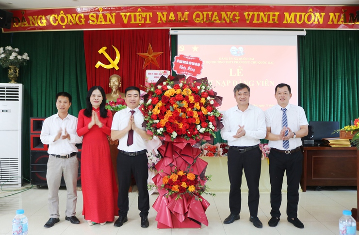08 HỌC SINH ƯU TÚ TRƯỜNG THPT PHAN HUY CHÚ – QUỐC OAI VINH DỰ ĐƯỢC KẾT NẠP VÀO ĐẢNG- Ảnh 3.
