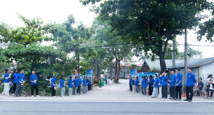 Kỳ thi tốt nghiệp THPT năm 2026 tại điểm thi Trường THPT Trần Đăng Ninh diễn ra an toàn, nghiêm túc, đúng quy chế - Ảnh 4.
