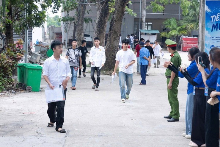 Kỳ thi tốt nghiệp THPT năm 2026 tại điểm thi Trường THPT Trần Đăng Ninh diễn ra an toàn, nghiêm túc, đúng quy chế - Ảnh 2.