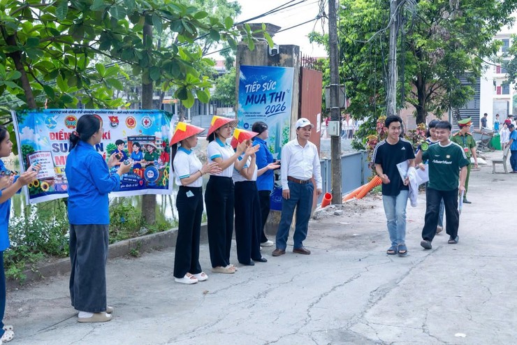 Kỳ thi tốt nghiệp THPT năm 2026 tại điểm thi Trường THPT Trần Đăng Ninh diễn ra an toàn, nghiêm túc, đúng quy chế - Ảnh 1.