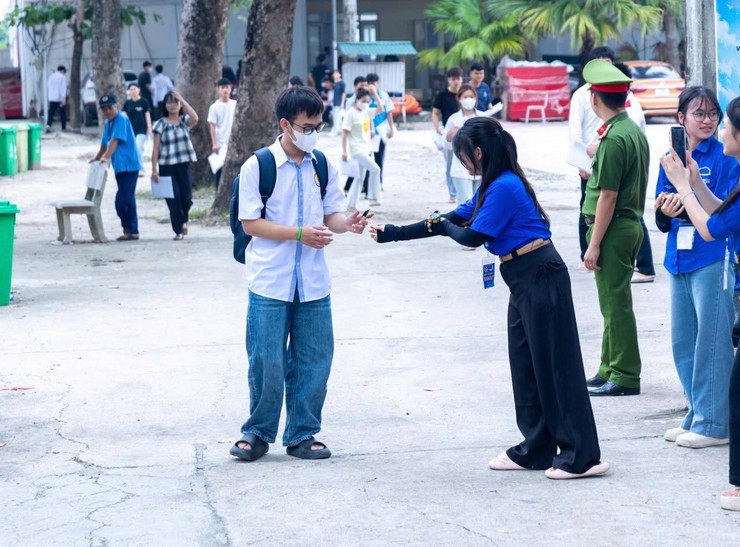 Kỳ thi tốt nghiệp THPT năm 2026 tại điểm thi Trường THPT Trần Đăng Ninh diễn ra an toàn, nghiêm túc, đúng quy chế - Ảnh 3.
