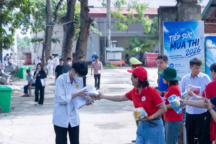 TINH THẦN NHÂN ÁI TỪ CHIẾN DỊCH “TIẾP SỨC MÙA THI” TẠI XÃ ỨNG THIÊN- Ảnh 2.