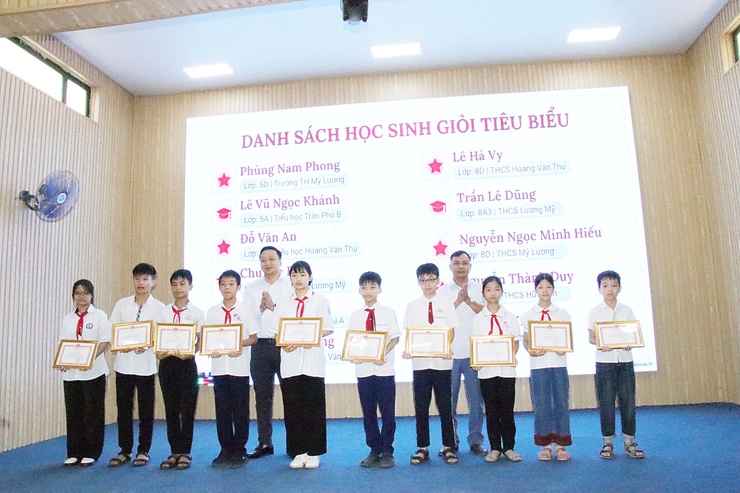 UBND xã Trần Phú: triển khai kế hoạch tháng hành động vì trẻ em năm 2026, biểu dương học sinh giỏi tiêu biểu năm học 2025-2026- Ảnh 3.