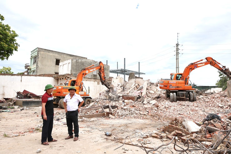 Phú Nghĩa huy động tối đa nhân lực, máy móc khẩn trương phá dỡ công trình, đẩy nhanh tiến độ giải phóng mặt bằng Dự án cải tạo, nâng cấp Quốc lộ 6- Ảnh 2.