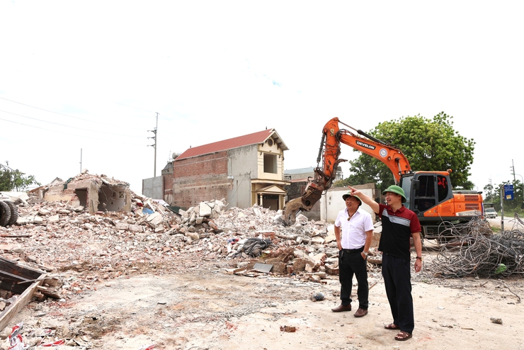 Phú Nghĩa huy động tối đa nhân lực, máy móc khẩn trương phá dỡ công trình, đẩy nhanh tiến độ giải phóng mặt bằng Dự án cải tạo, nâng cấp Quốc lộ 6- Ảnh 1.