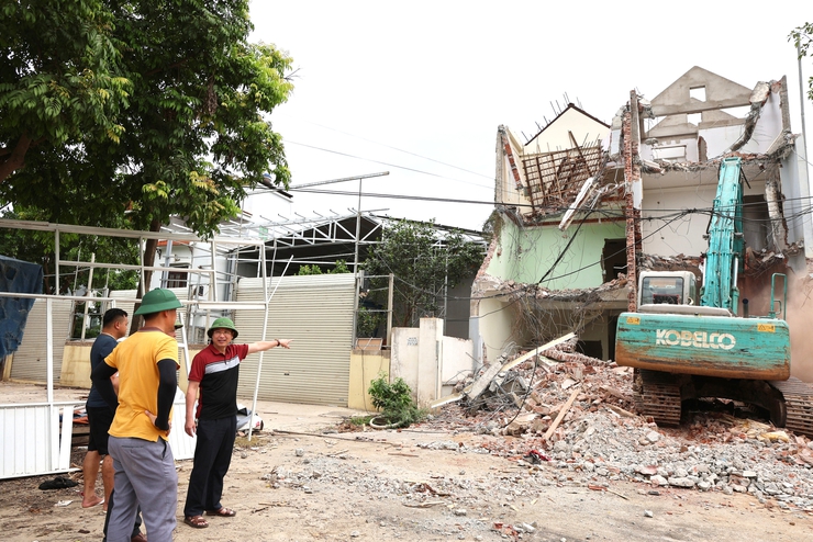 Phú Nghĩa huy động tối đa nhân lực, máy móc khẩn trương phá dỡ công trình, đẩy nhanh tiến độ giải phóng mặt bằng Dự án cải tạo, nâng cấp Quốc lộ 6- Ảnh 4.