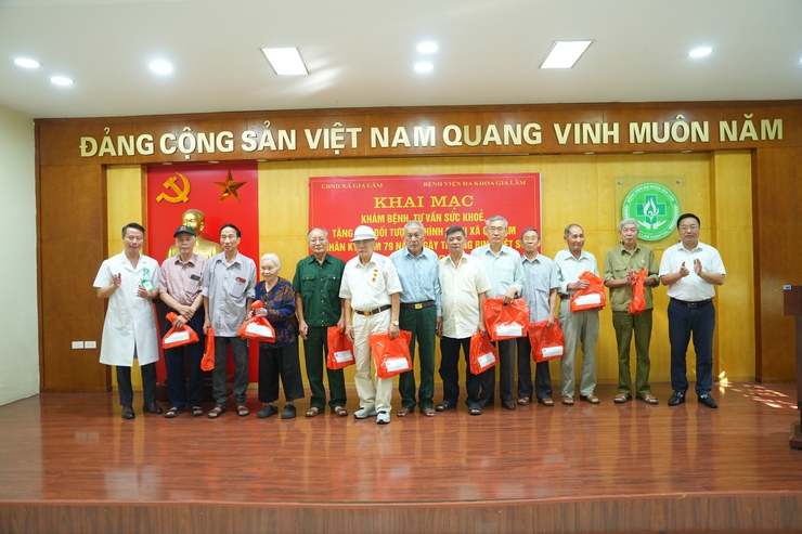 Xã Gia Lâm khai mạc chương trình khám bệnh, tư vấn sức khỏe, tặng quà đối tượng chính sách năm 2026- Ảnh 4.