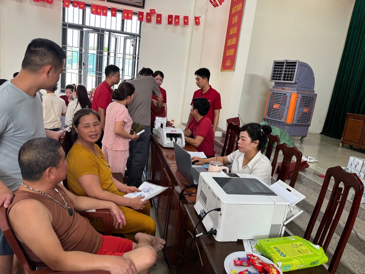NGƯỜI DÂN THÔN TIÊN LỮ PHẤN KHỞI NGÀY NHẬN TIỀN ĐỀN BÙ – DỰ ÁN KHU ĐÔ THỊ THỂ THAO QUỐC TẾ HÀ NỘI - Ảnh 2.
