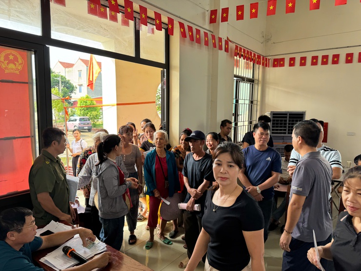NGƯỜI DÂN THÔN TIÊN LỮ PHẤN KHỞI NGÀY NHẬN TIỀN ĐỀN BÙ – DỰ ÁN KHU ĐÔ THỊ THỂ THAO QUỐC TẾ HÀ NỘI - Ảnh 1.