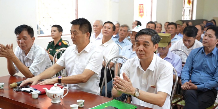 Chủ tịch UBND xã Nguyễn Quý Mạnh tiếp xúc cử tri tại Nhà Văn hóa Cụm 2 Thọ An- Ảnh 1.